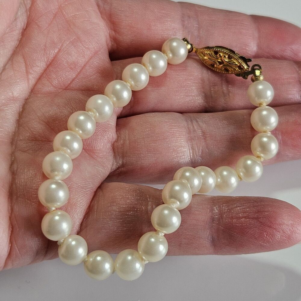 **Sale** Vintage ROC Cream Colored Faux Pearl Bracelet 7"